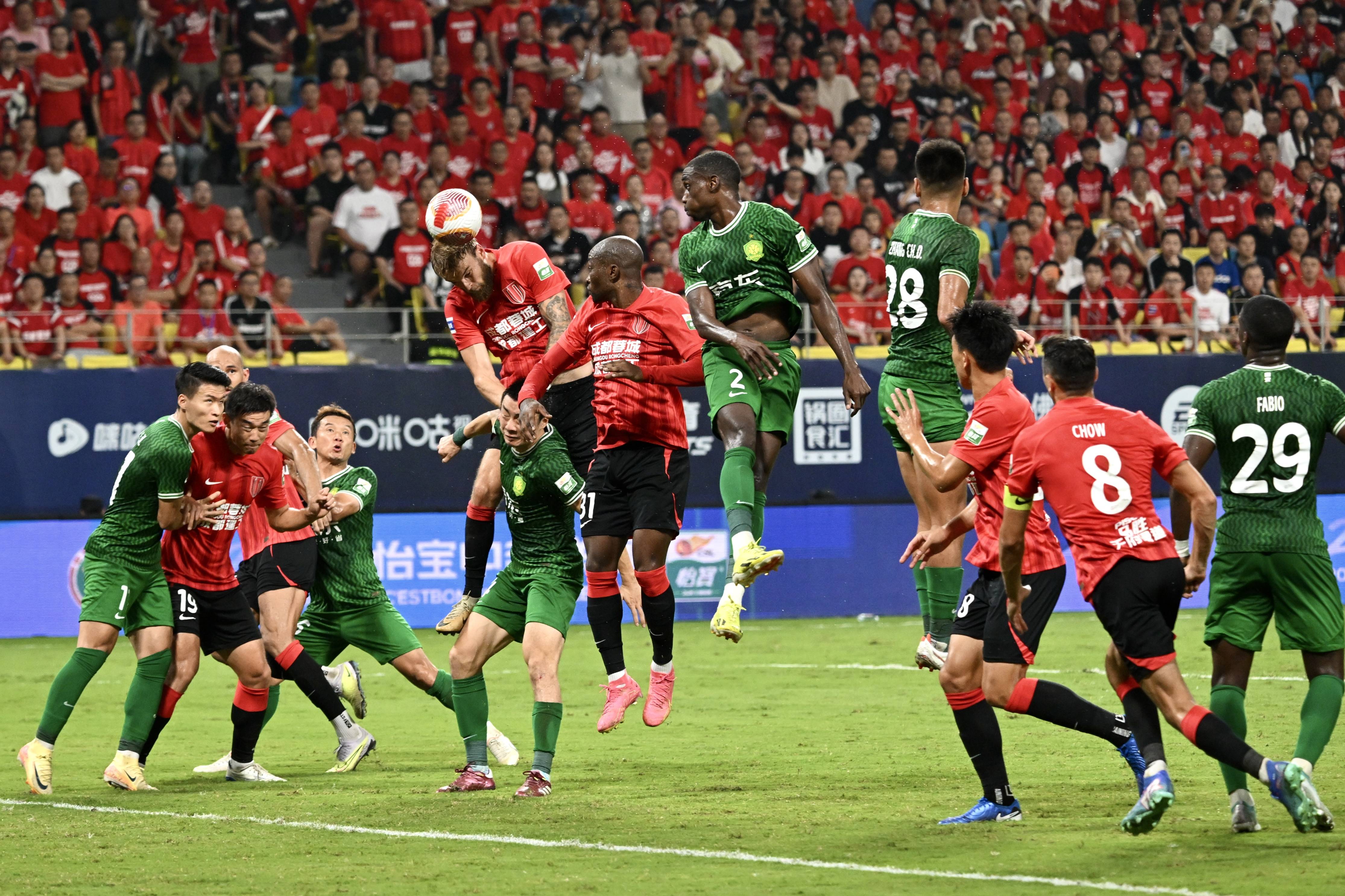 包含高温天气下中超比赛受影响，球员体能受考验的词条