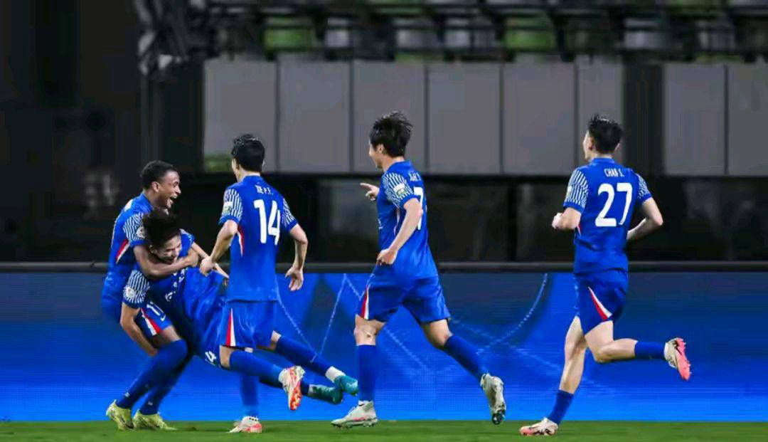 中超季后赛开启，球员奋勇拼搏争夺胜利