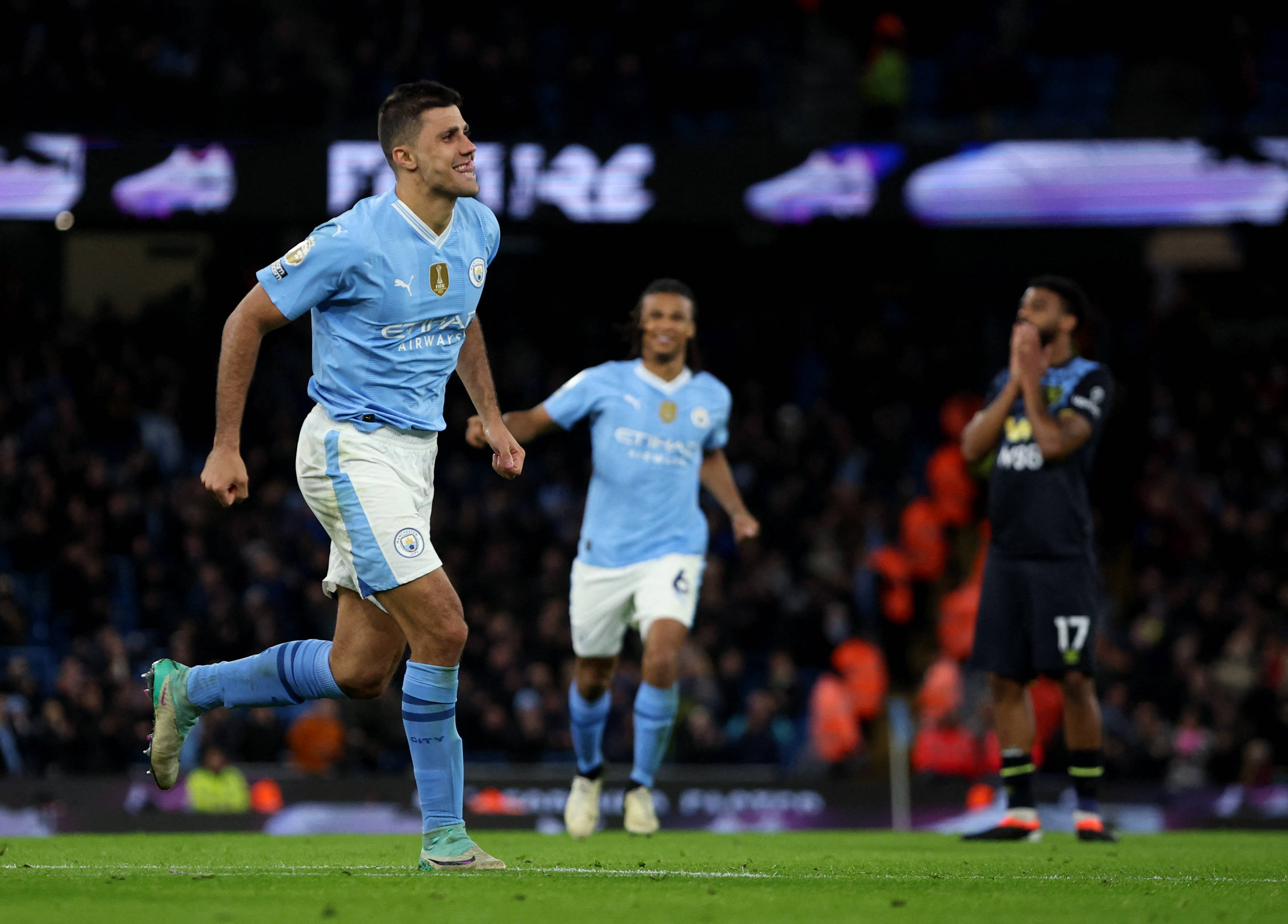 足球比赛场上球员临危不惧展现勇气