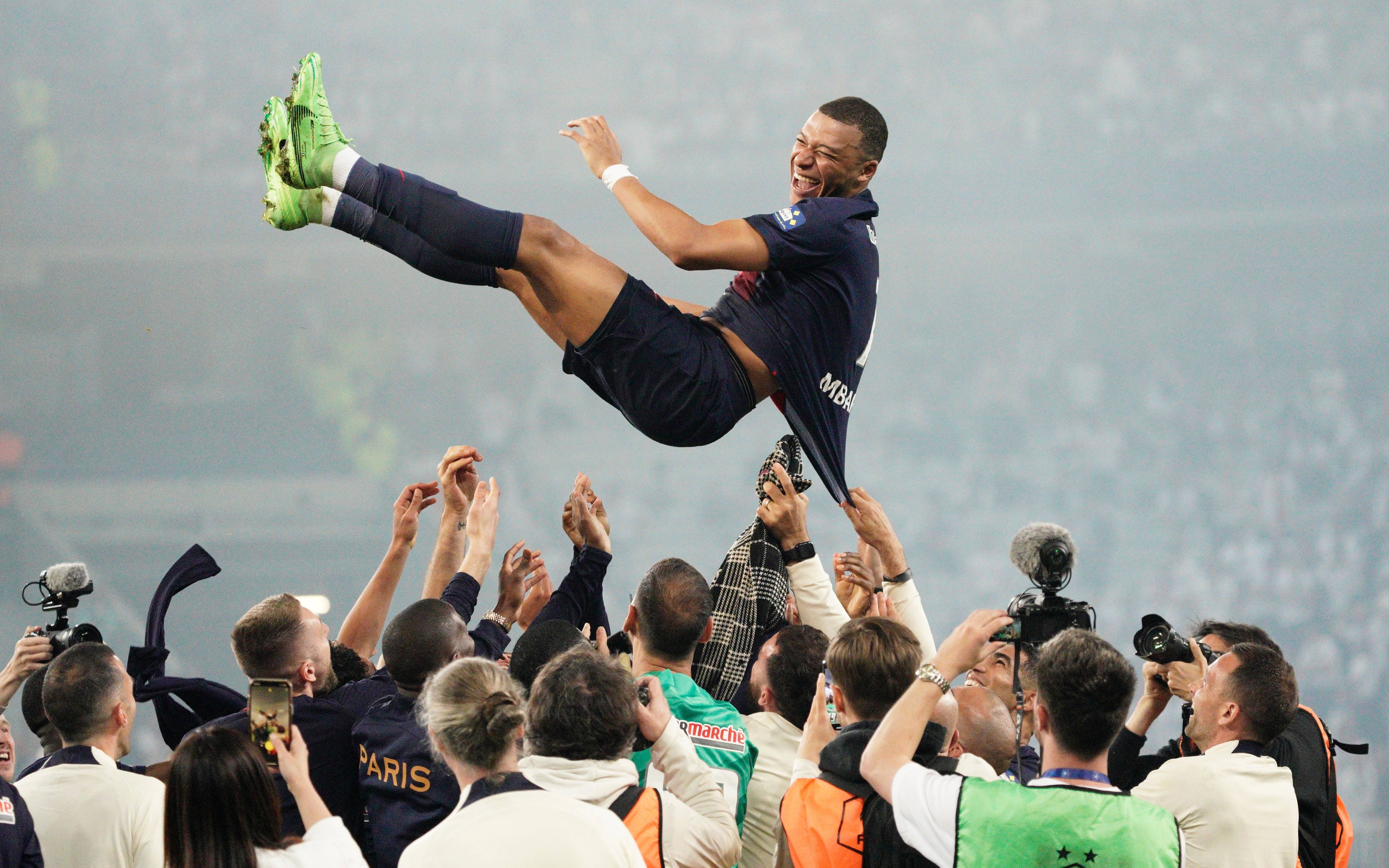 巴黎圣日耳曼再获全胜，夺得冠军奖杯
