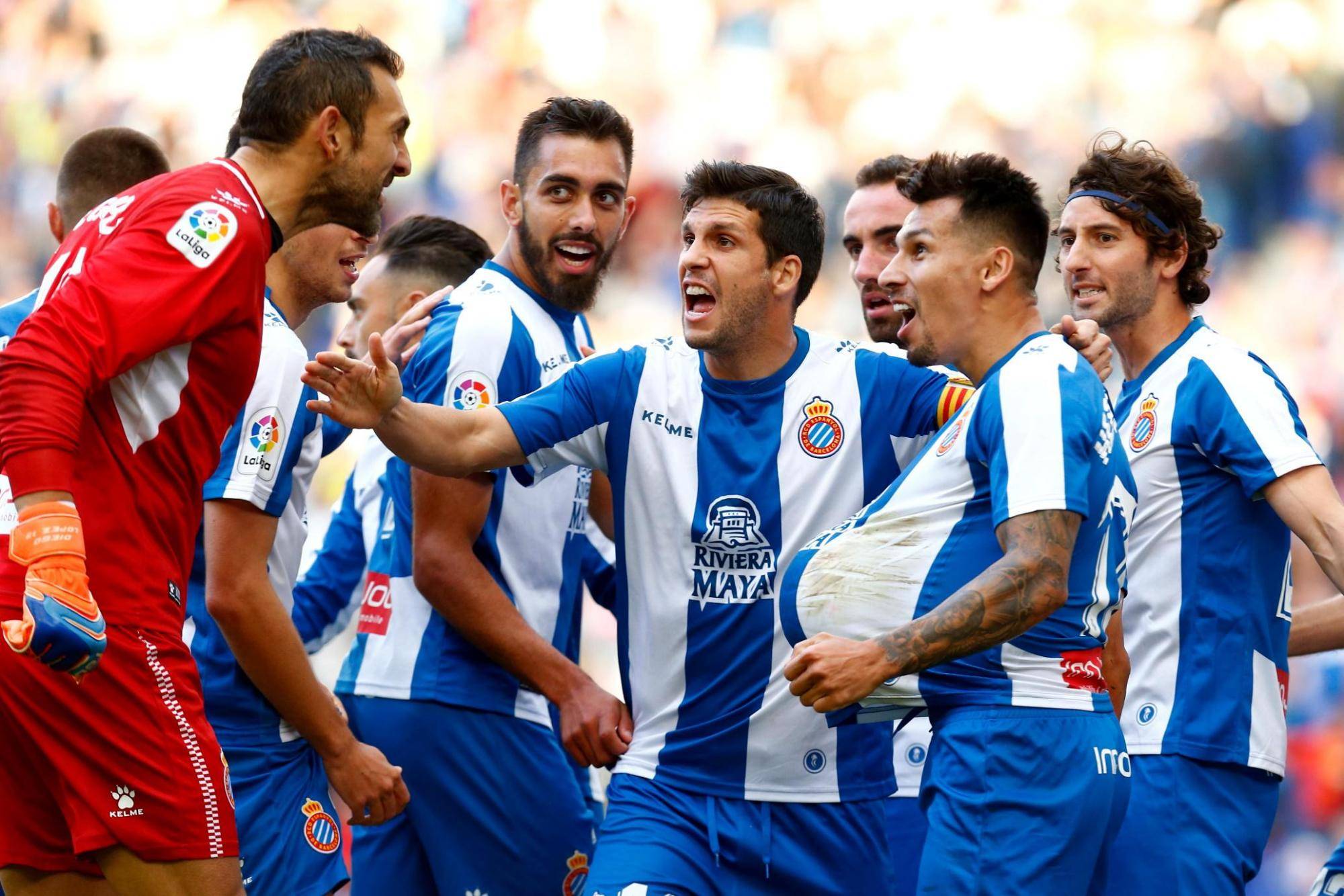 包含美因茨球员集体训练，力求整体战术更为完善的词条