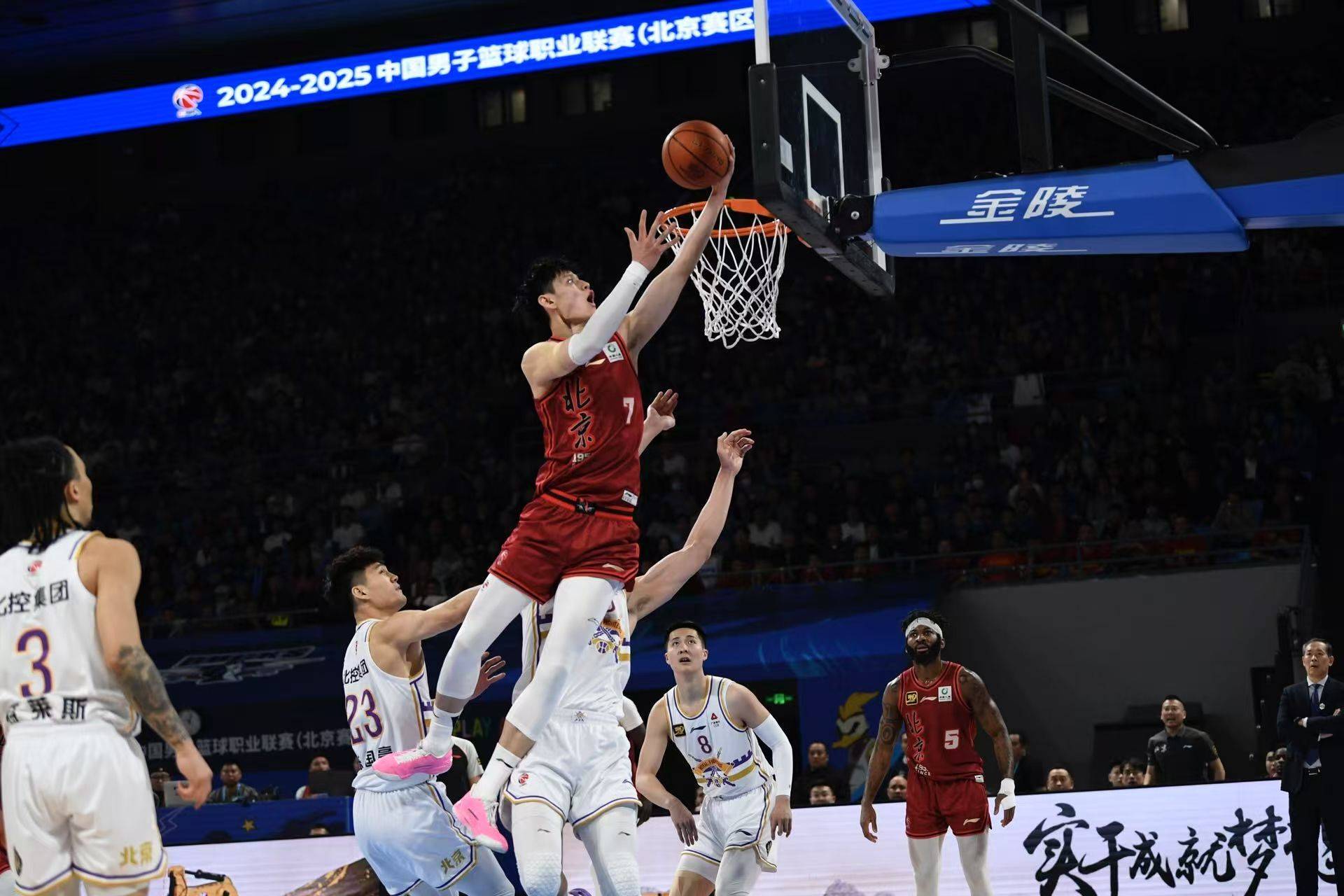 九游体育-北京男篮大比分胜出，赢得精彩表现