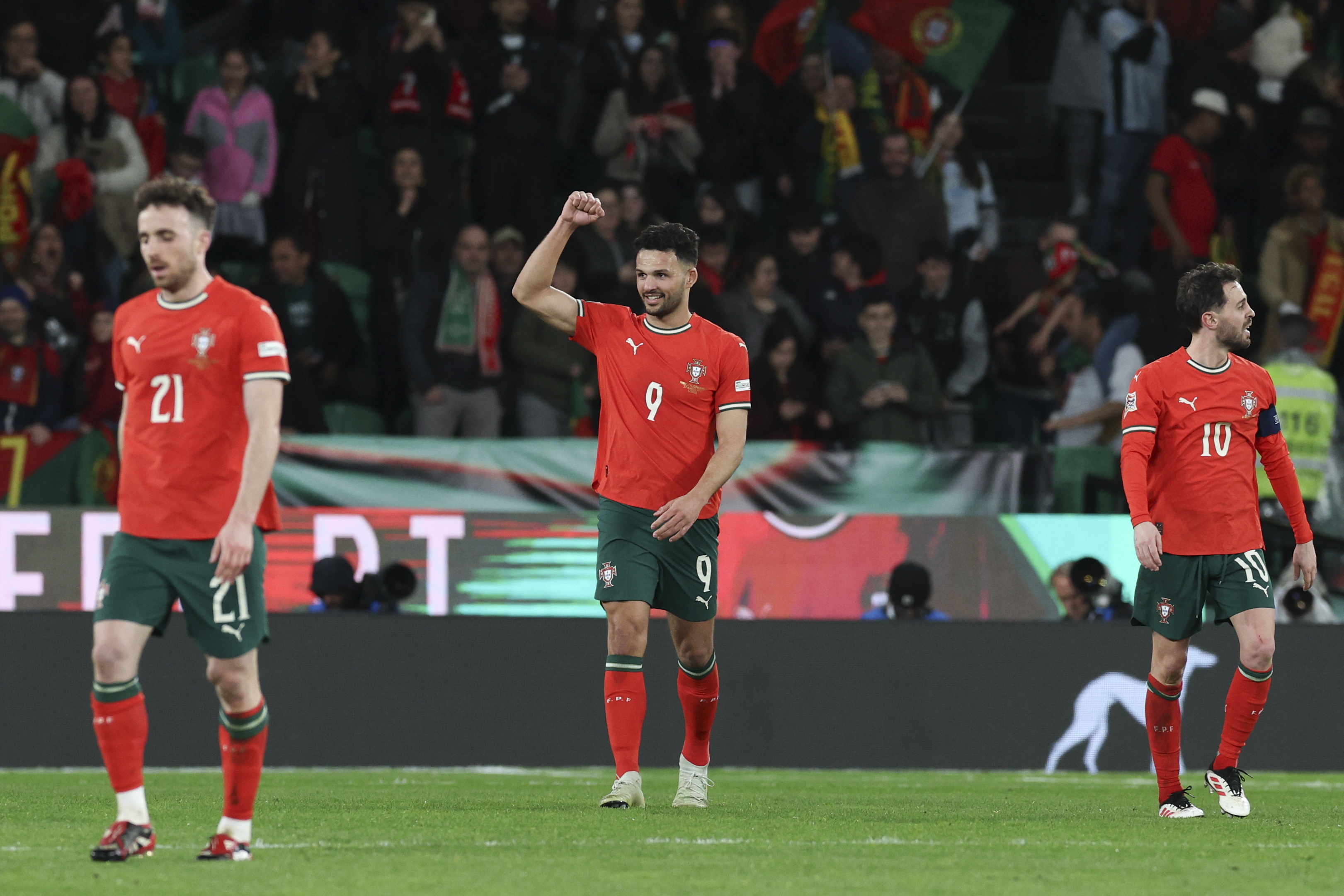 法国足球队大比分战胜葡萄牙,晋级半决赛 法国足球队大比分战胜葡萄牙,晋级半决赛