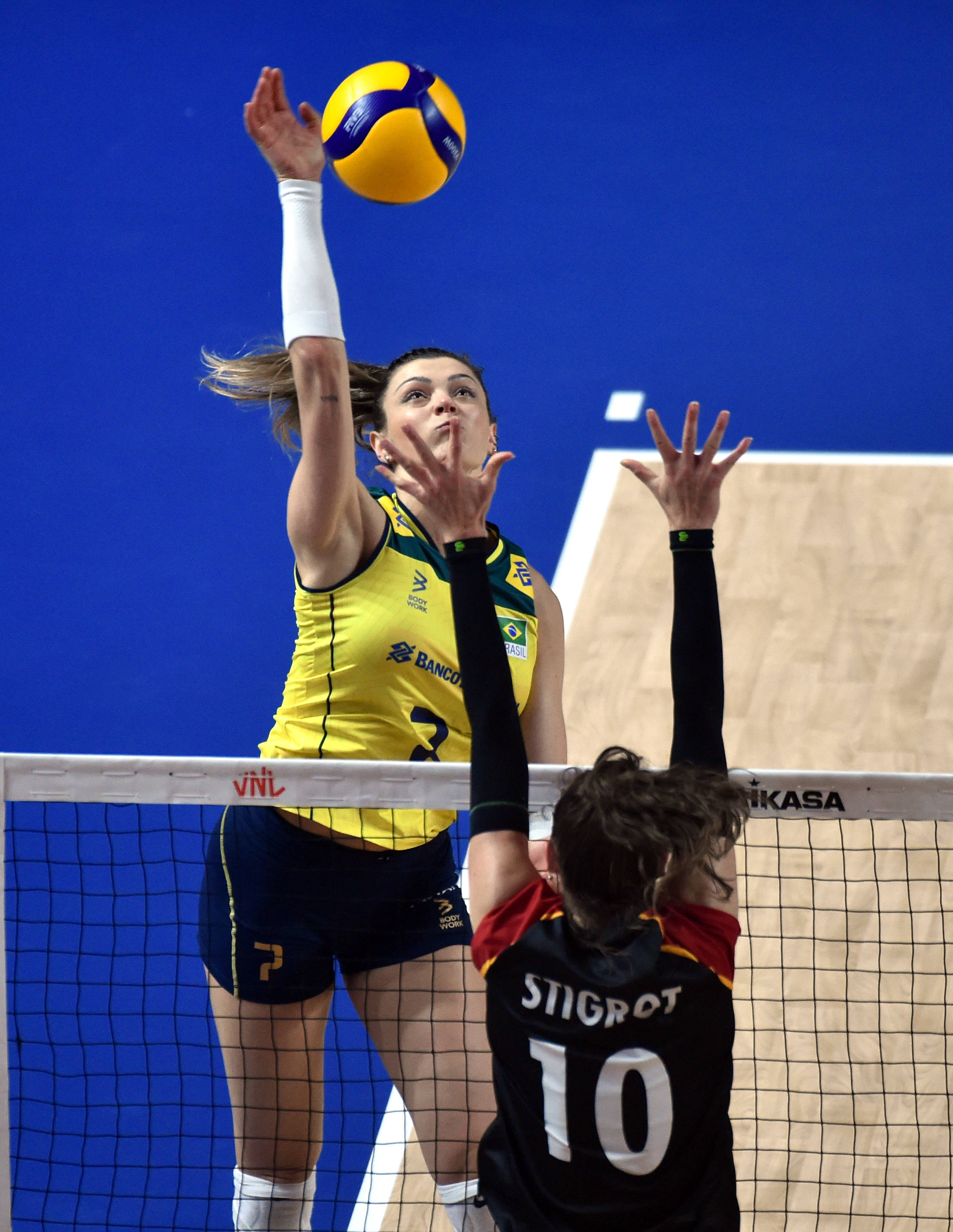 巴西女排队员奋勇拼搏，夺取冠军