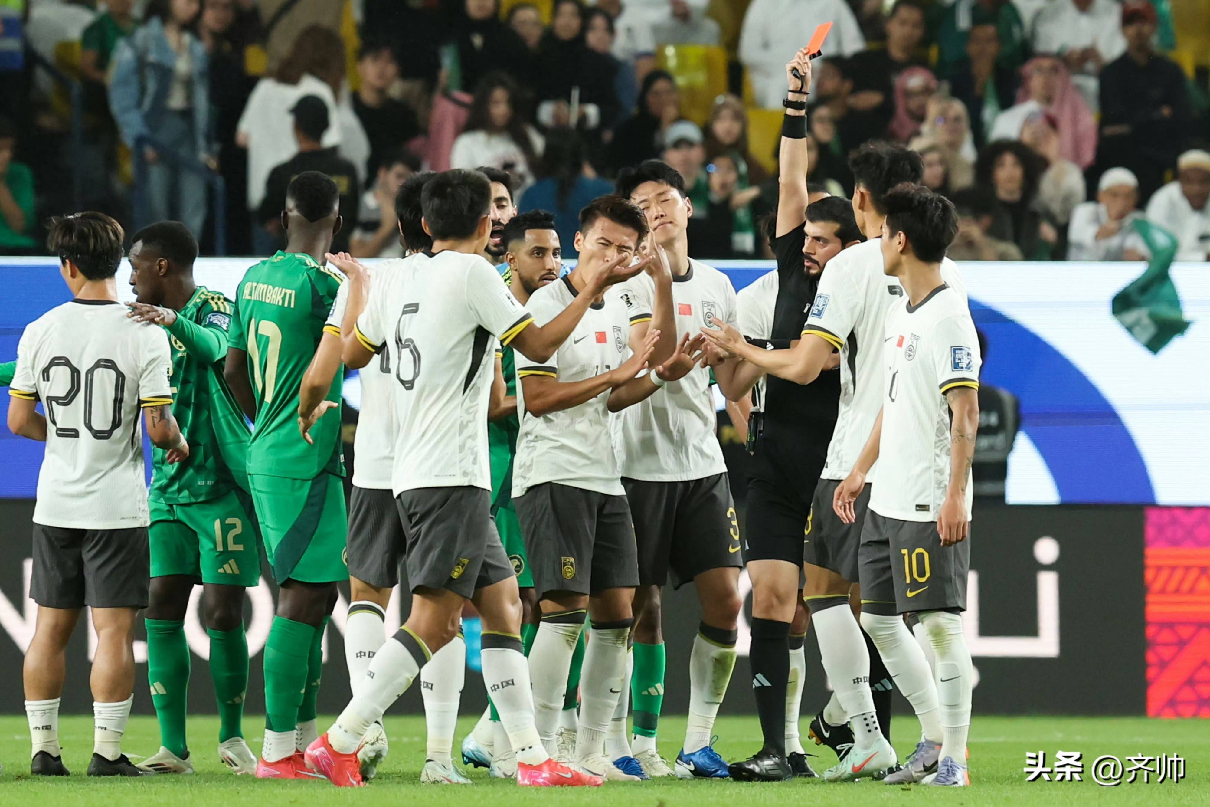 英格兰后卫因红牌遭到停赛，球队阵容受挫的简单介绍