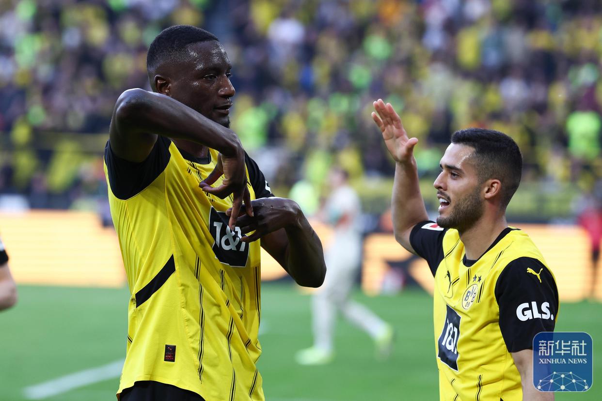 包含门兴格拉德巴赫球队集体中途加练，力求客场逆袭的词条