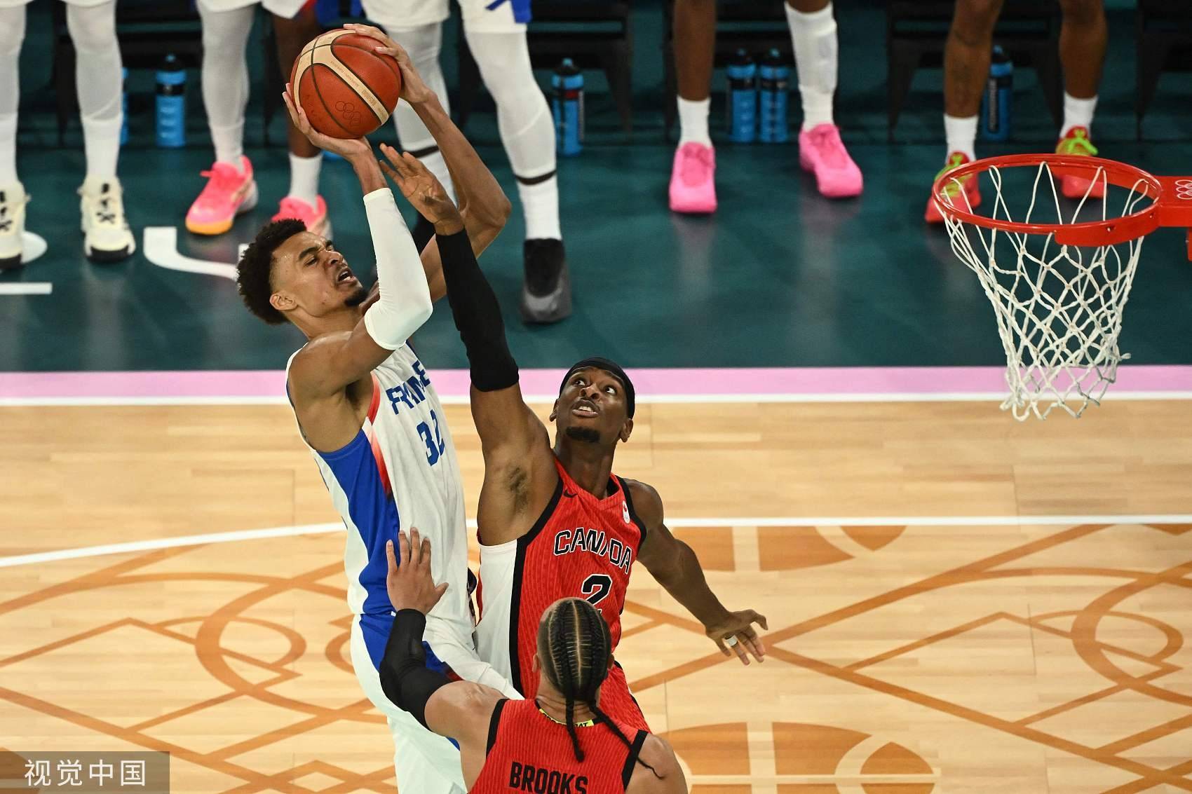 加拿大男篮在比赛中表现出色