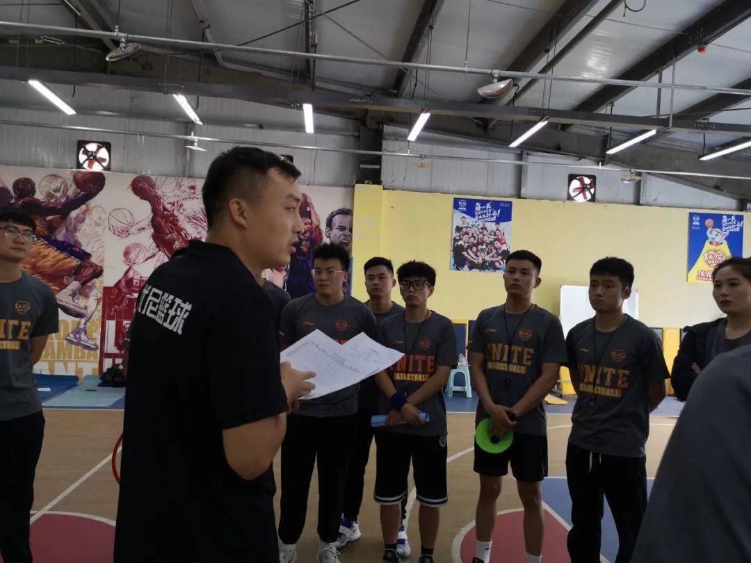 超级联赛季风采展现，资深教练引领队伍的简单介绍