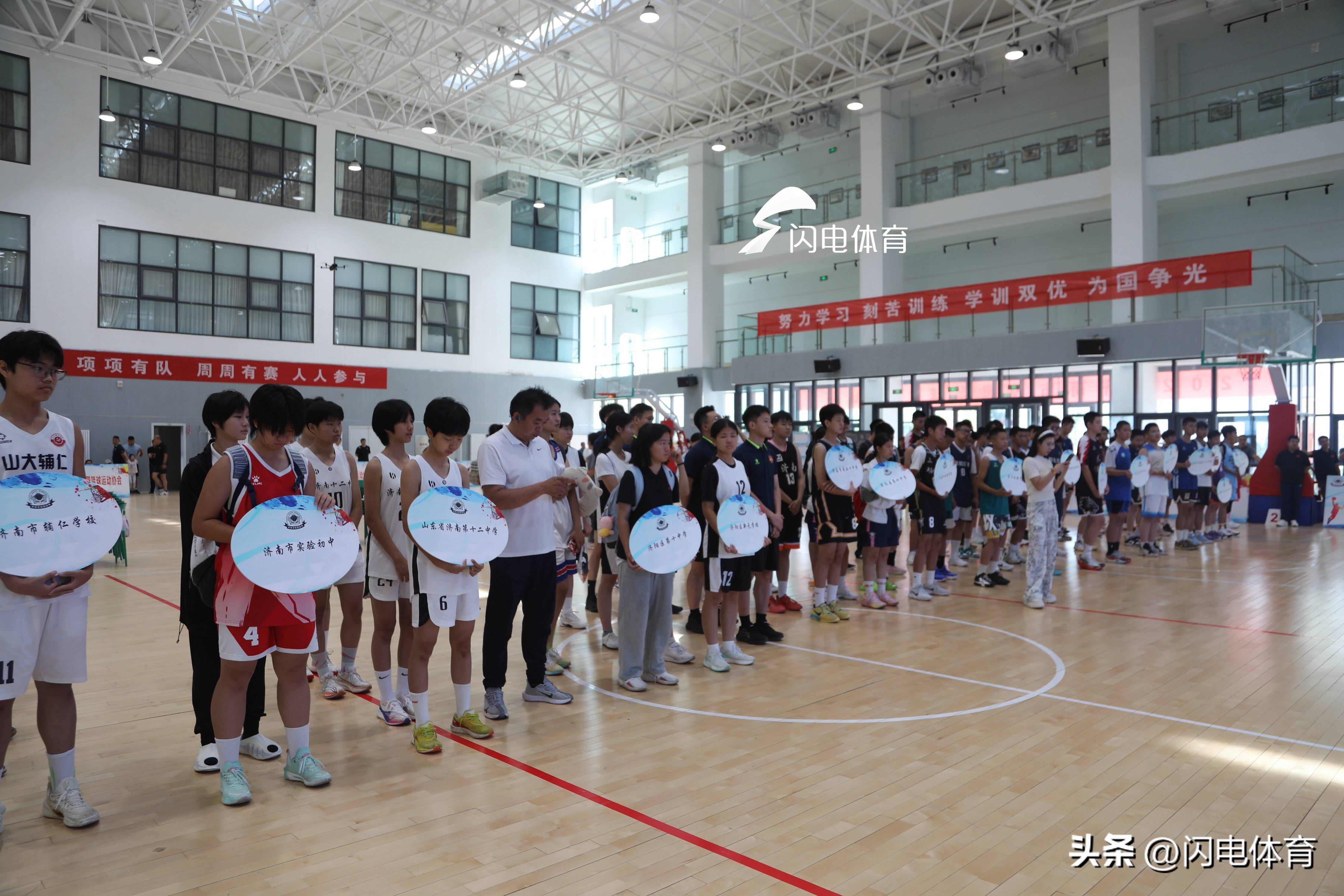 精湛技艺!球员篮下得分助球队取胜的简单介绍 精湛技艺!球员篮下得分助球队取胜的简单介绍