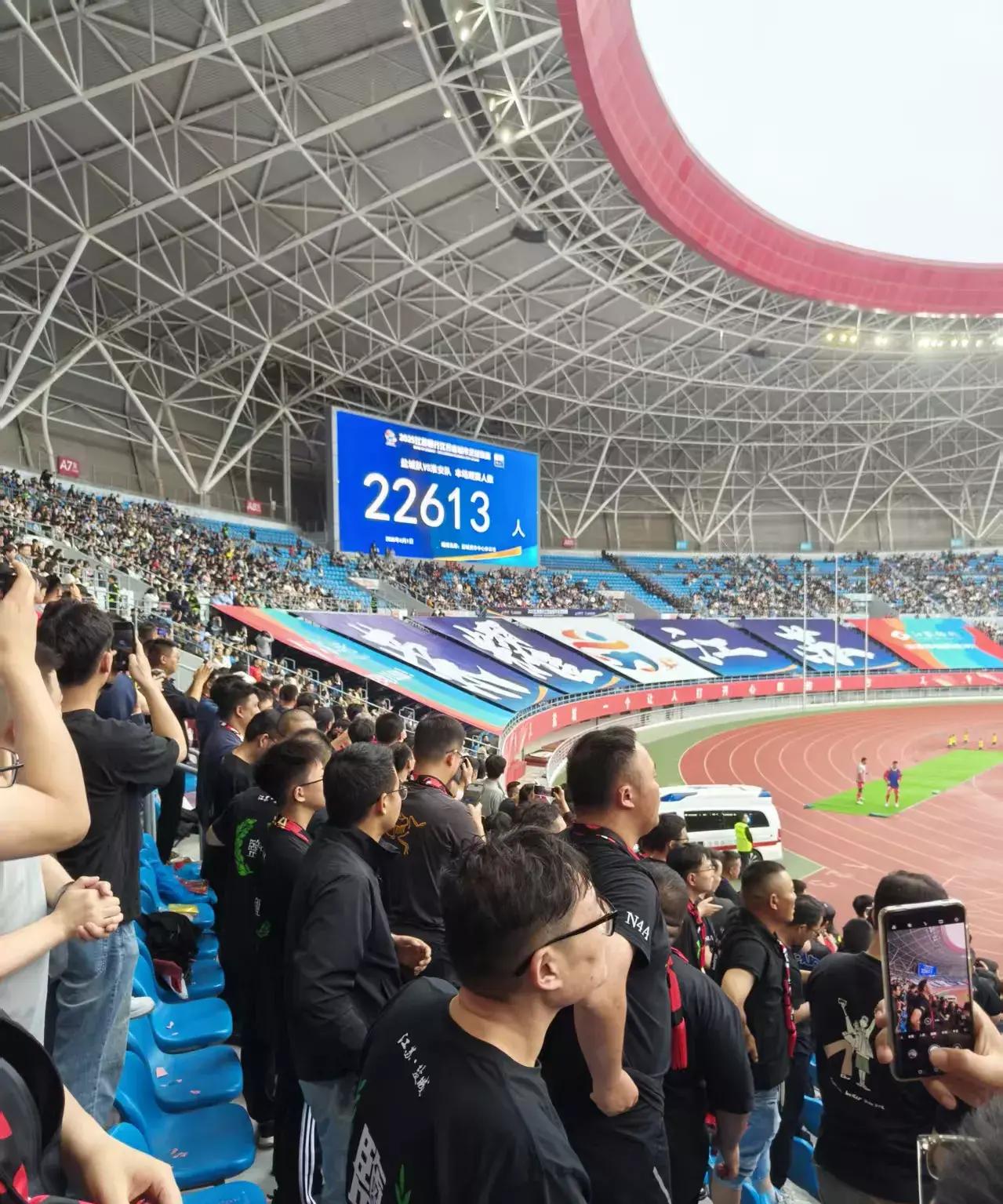 九游体育中国官网-比赛现场气氛燃烧，球迷为球队加油助威