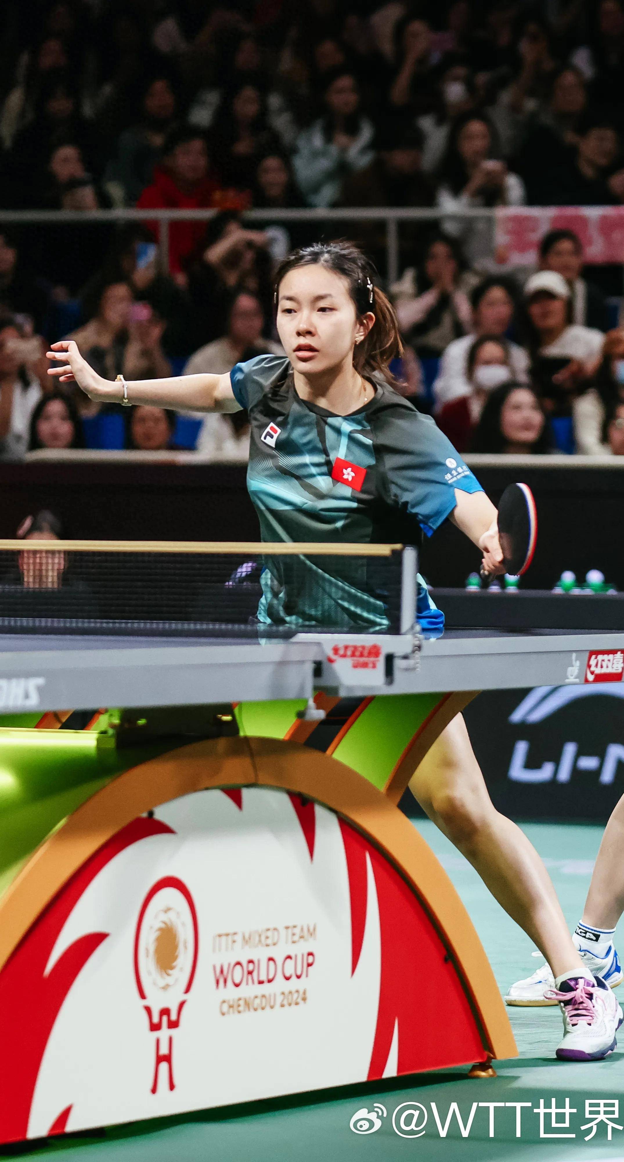 罗马尼亚女足球员庆祝进球，团结一致的简单介绍