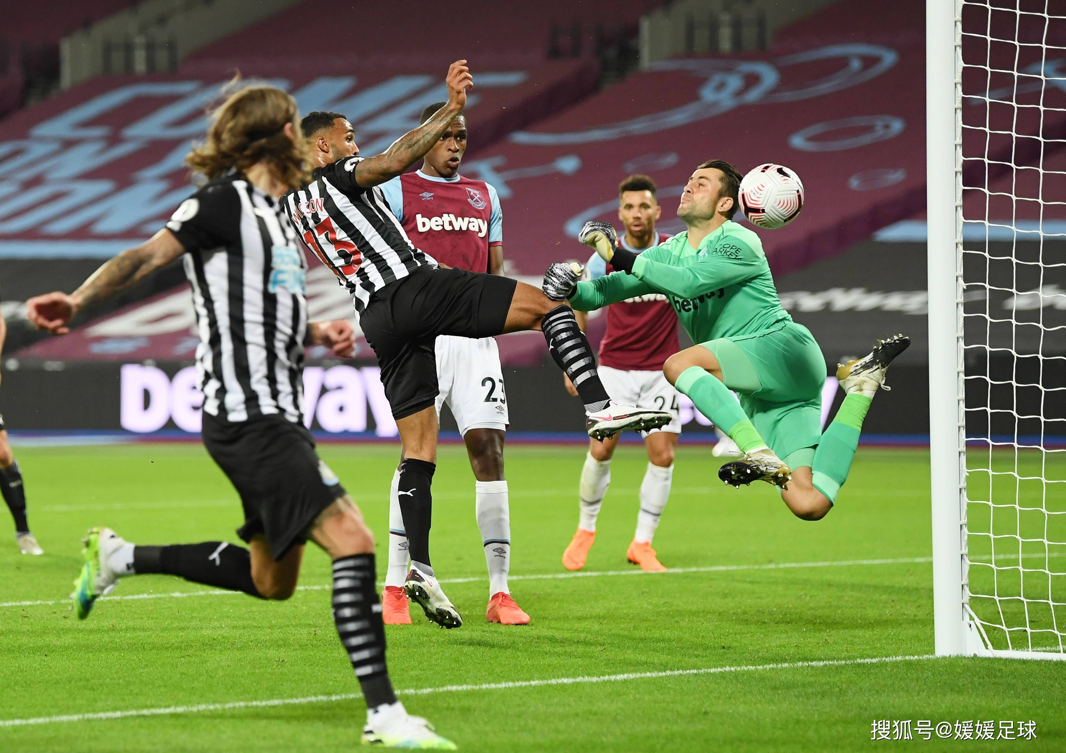 足球比赛中,球员们拼尽全力 足球比赛中,球员们拼尽全力