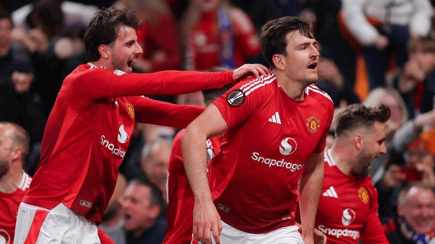 曼联客场不敌维拉,连败令球迷失望 曼联客场不敌维拉,连败令球迷失望