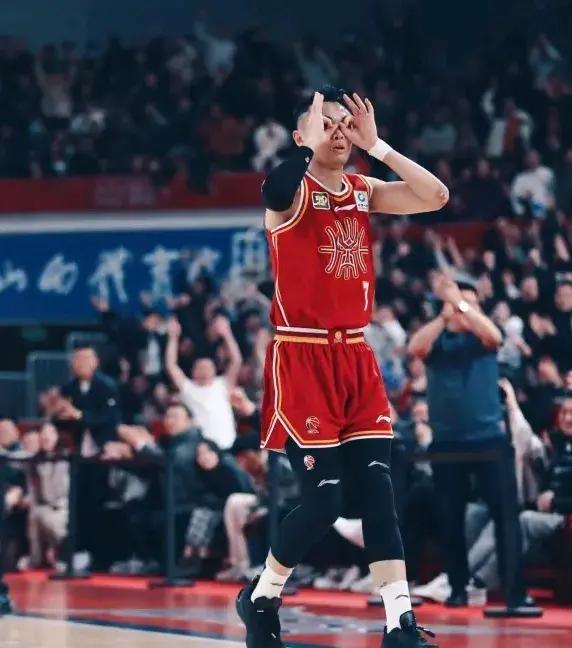 主帅战术调整获得成效，豪取三分的简单介绍