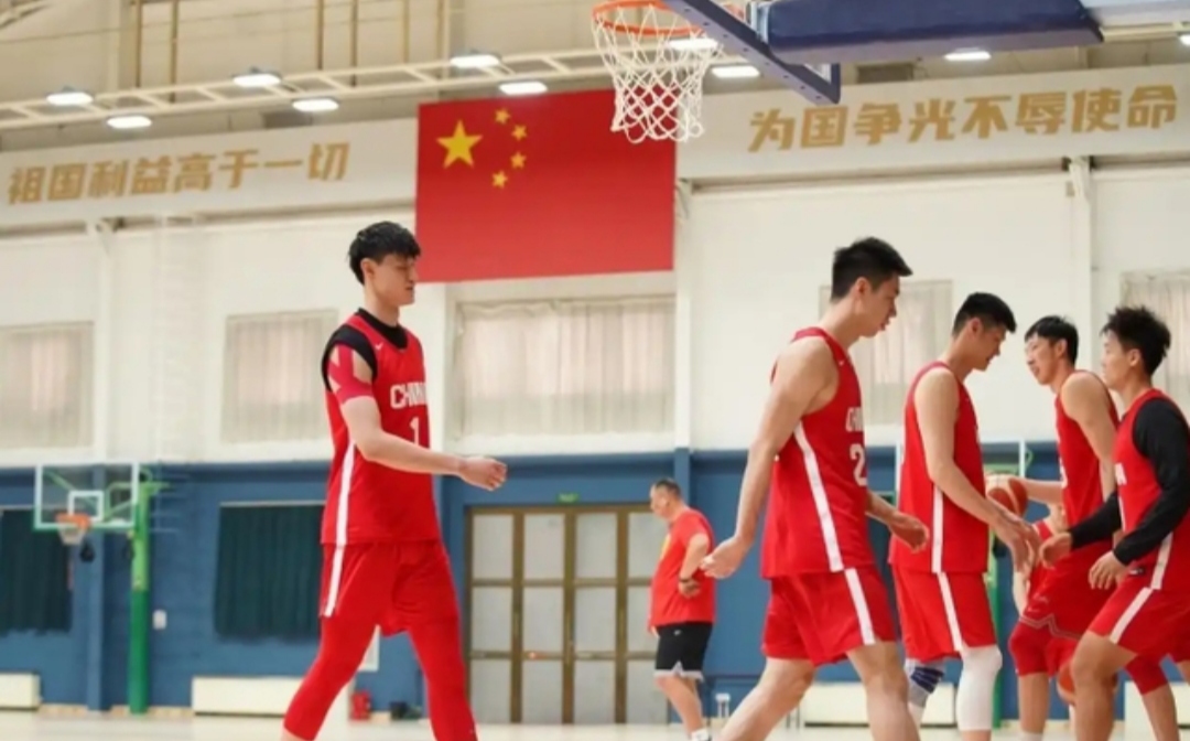 九游体育app-对手球队展开猛烈进攻，球风激烈